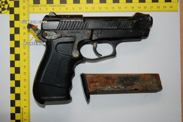 Detenidos tres hombres responsables de la manipulación de un arma detonadora para transformarla en apta para disparar - 1, Foto 1