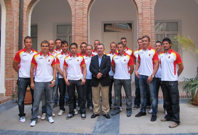 El consejero de Presidencia recibe al equipo de fútbol de policías y bomberos de la Región de Murcia - 1, Foto 1