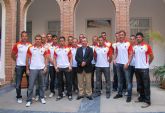 El consejero de Presidencia recibe al equipo de fútbol de policías y bomberos de la Región de Murcia