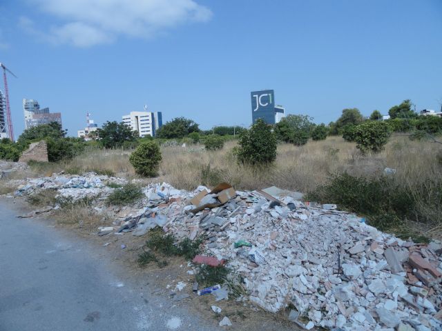 El Grupo Socialista denuncia la proliferación de escombreras ilegales en plena Avenida Juan Carlos I - 1, Foto 1