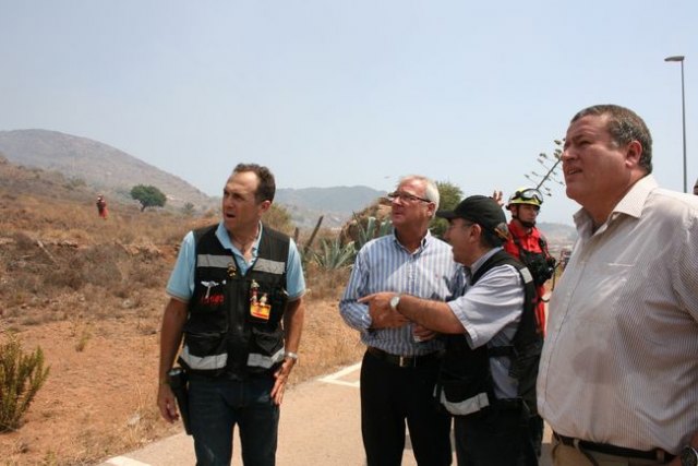 el presidente de la Comunidad, Ramón Luis Valcárcel, junto al consejero de Presidencia, Manuel Campos, el director general de Seguridad Ciudadana y Emergencias, Luis Gestoso, y el alcalde de La Unión, Francisco Bernabé, Foto 1