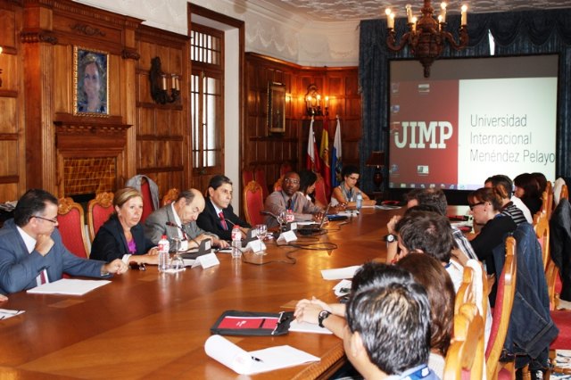 Palacios apuesta por seguir trabajando para garantizar servicios básicos y la integración de los inmigrantes de la Región - 1, Foto 1