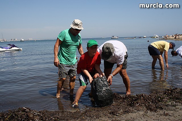 Totaneros participaron en la II Limpieza de playas, rocas y fondos marinos en La Manga, Foto 1