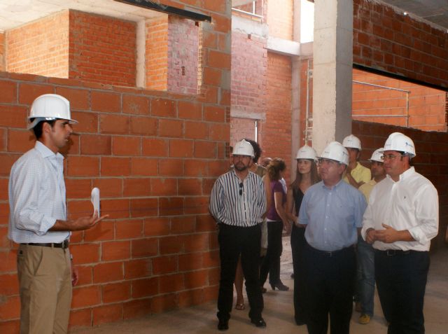 El Consejero de Presidencia, Manuel Campos y el Alcalde de Puerto Lumbreras, Pedro Antonio Sánchez visitan las obras del nuevo Ayuntamiento de la localidad - 1, Foto 1