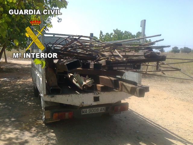 La Guardia Civil detiene a tres personas por robar vigas de hierro de la estructura de una fábrica de cerámica - 1, Foto 1