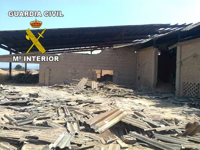 La Guardia Civil detiene a tres personas por robar vigas de hierro de la estructura de una fábrica de cerámica - 2, Foto 2