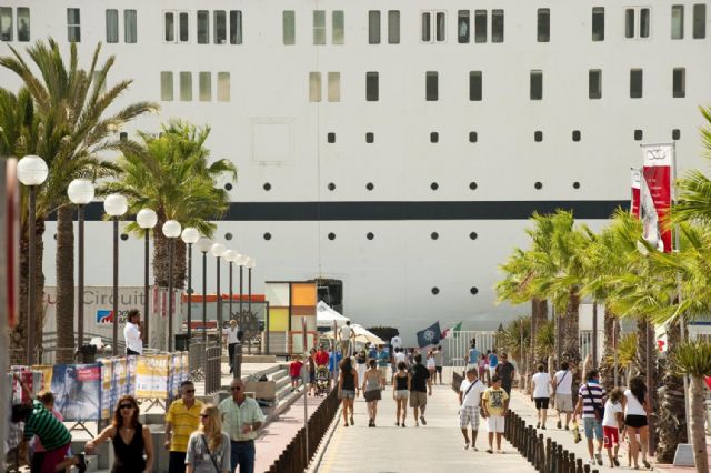 Cruceristas y aficionados de la Med Cup animan el puerto - 2, Foto 2