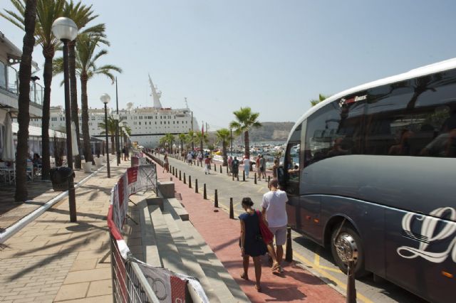Cruceristas y aficionados de la Med Cup animan el puerto - 3, Foto 3