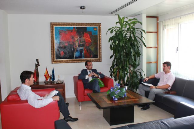 El alcalde de Alhama visita al Consejero de Economía y Hacienda para solicitarle mejoras para el municipio, Foto 1
