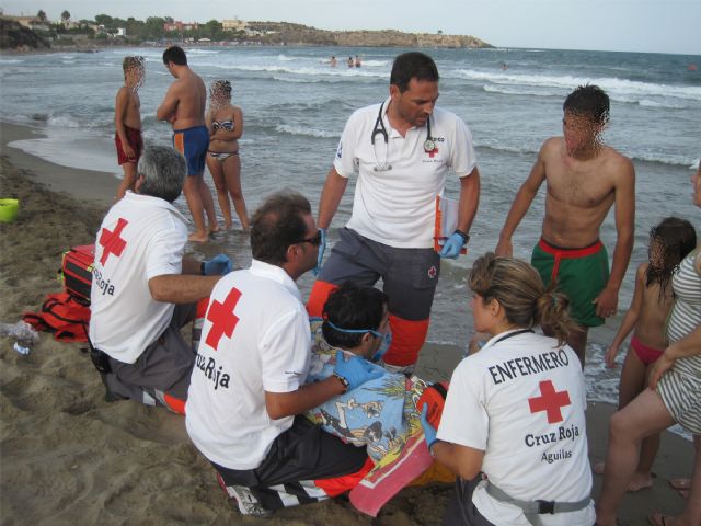 El Equipo Médico de Cruz Roja de Águilas estabiliza un Síndrome de Inmersión en la Playa de Calarreona - 1, Foto 1
