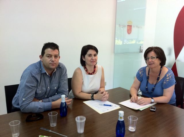 La alcaldesa de Totana y la directora general de Comercio, Consumo y Artesanía trabajan en la puesta en marcha del Plan de Dinamización del Comercio Minorista, Foto 1