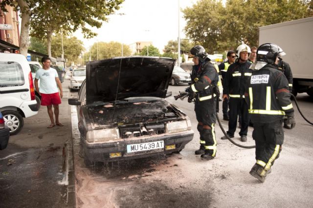 Los Bomberos sofocan un incendio en un vehículo - 1, Foto 1
