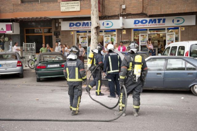 Los Bomberos sofocan un incendio en un vehículo - 2, Foto 2