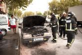 Los Bomberos sofocan un incendio en un vehculo
