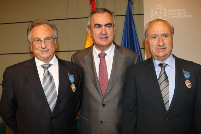 Pedro Guilln y Toms Fuertes reciben la Medalla de Oro al Mrito en el Trabajo, Foto 1