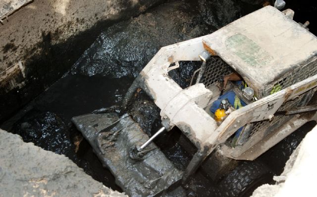 El Ayuntamiento intensifica la limpieza del alcantarillado ante la época de lluvias - 1, Foto 1
