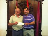 La Asociacin de Vecinos de Ramonete entrega una donacin de 400 euros para la Mesa Solidaria