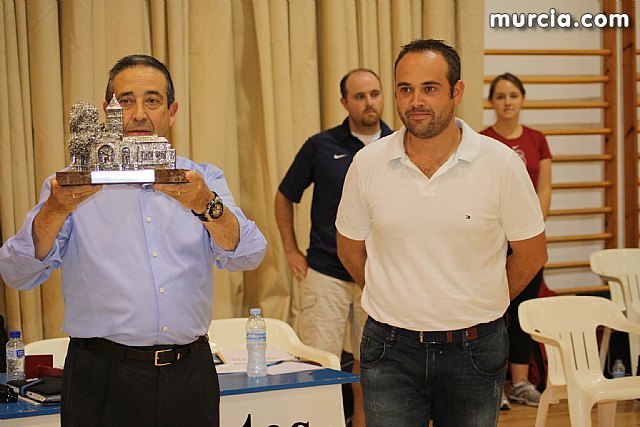 Autoridades municipales hacen entrega de un recuerdo de Totana a los equipos, UCAM CB Murcia y la Universidad de Stanford, Foto 1