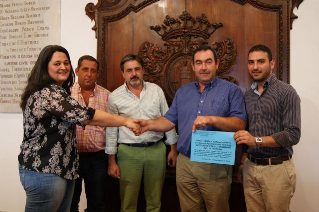 La Asociación de Vecinos San Pedro y Santa Ana de Purias entrega una donación de 4.000 euros a la Mesa Solidaria - 1, Foto 1