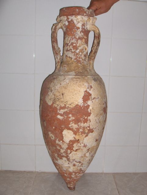 Donan un anfora romana completa en buen estado de conservación al Museo Arqueológico de Águilas - 1, Foto 1