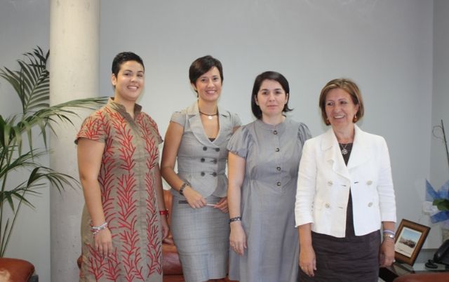 La alcaldesa de Totana y las ediles de Atención Social y Sanidad se reúnen con la consejera de Política Social y Sanidad, Foto 1