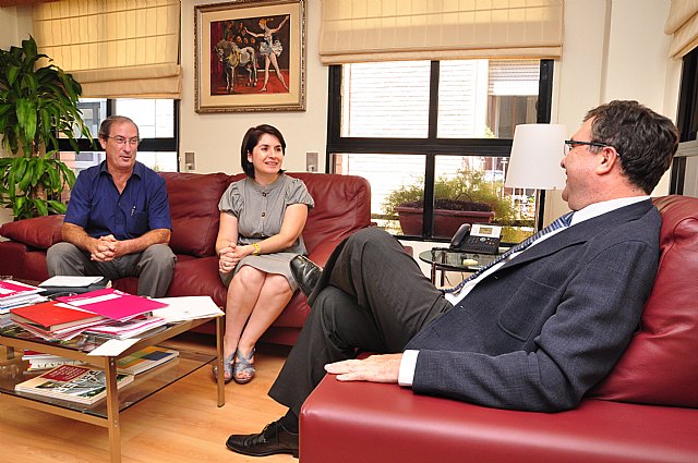 Reunión de trabajo del consejero de Universidades, Empresa e Investigación con la alcaldesa de Totana, Foto 2