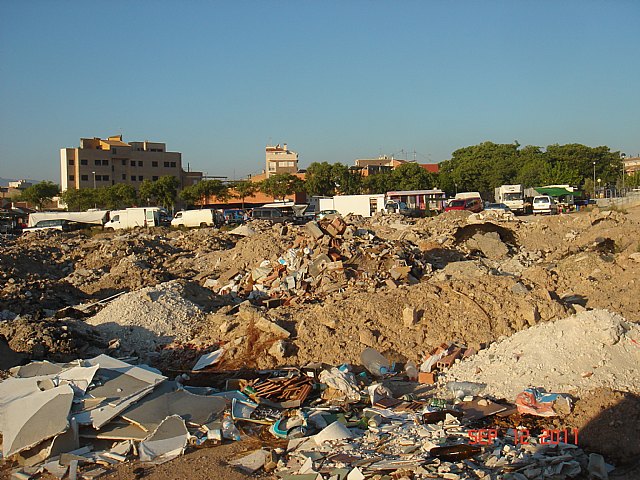 El PSOE denuncia la acumulación de residuos peligrosos en un solar municipal junto al mercado de Guadalupe - 1, Foto 1