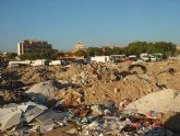El PSOE denuncia la acumulación de residuos peligrosos en un solar municipal junto al mercado de Guadalupe
