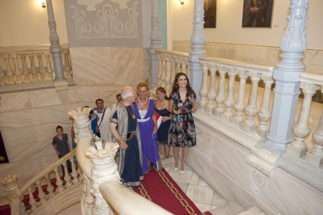 Miles de personas abarrotan la plaza del Ayuntamiento para ver a Pilar Rubio - 2, Foto 2