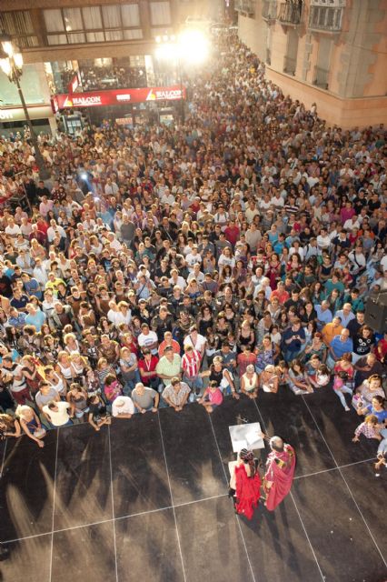 Miles de personas abarrotan la plaza del Ayuntamiento para ver a Pilar Rubio - 4, Foto 4