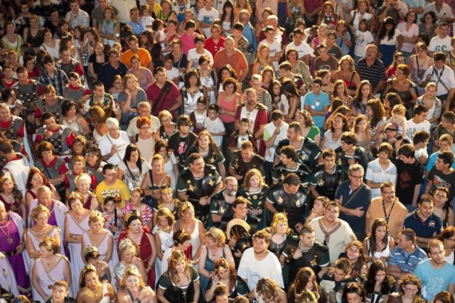 Miles de personas abarrotan la plaza del Ayuntamiento para ver a Pilar Rubio - 5, Foto 5