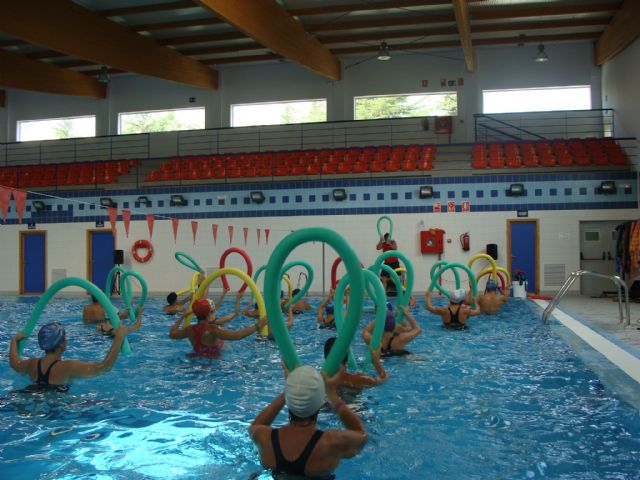 Más de 30 personas se lo pasan en grande con el Aqueróbic en la piscina de San Antonio - 1, Foto 1