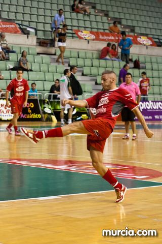 Jos Diego Jara realiza el saque de honor del partido ElPozo Murcia FS- Caja Segovia tras proclamarse Campen del Mundo de Ciclismo Adaptado - 2