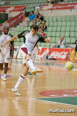 Jos Diego Jara realiza el saque de honor del partido ElPozo Murcia FS- Caja Segovia tras proclamarse Campen del Mundo de Ciclismo Adaptado - 3