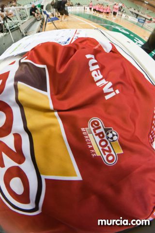 Jos Diego Jara realiza el saque de honor del partido ElPozo Murcia FS- Caja Segovia tras proclamarse Campen del Mundo de Ciclismo Adaptado - 5