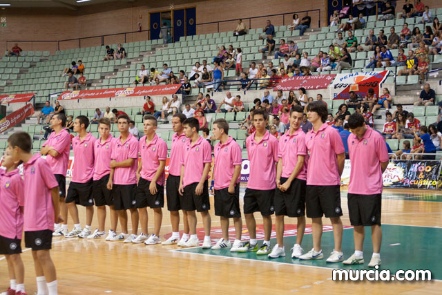 Jos Diego Jara realiza el saque de honor del partido ElPozo Murcia FS- Caja Segovia tras proclamarse Campen del Mundo de Ciclismo Adaptado - 8