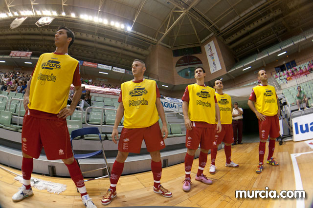 Jos Diego Jara realiza el saque de honor del partido ElPozo Murcia FS- Caja Segovia tras proclamarse Campen del Mundo de Ciclismo Adaptado - 10