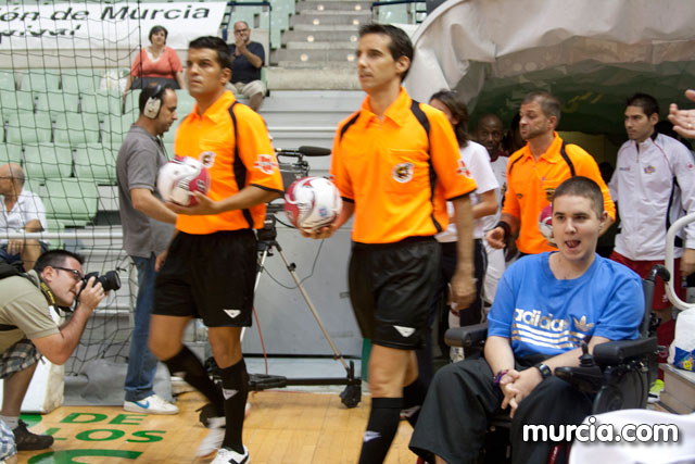 Jos Diego Jara realiza el saque de honor del partido ElPozo Murcia FS- Caja Segovia tras proclamarse Campen del Mundo de Ciclismo Adaptado - 9