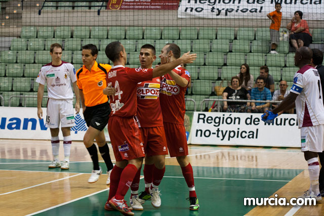Jos Diego Jara realiza el saque de honor del partido ElPozo Murcia FS- Caja Segovia tras proclamarse Campen del Mundo de Ciclismo Adaptado - 11