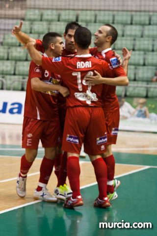 Jos Diego Jara realiza el saque de honor del partido ElPozo Murcia FS- Caja Segovia tras proclamarse Campen del Mundo de Ciclismo Adaptado - 12