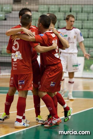 Jos Diego Jara realiza el saque de honor del partido ElPozo Murcia FS- Caja Segovia tras proclamarse Campen del Mundo de Ciclismo Adaptado - 13