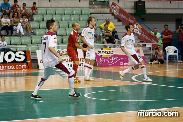 Jos Diego Jara realiza el saque de honor del partido ElPozo Murcia FS- Caja Segovia tras proclamarse Campen del Mundo de Ciclismo Adaptado - 14