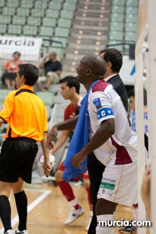 Jos Diego Jara realiza el saque de honor del partido ElPozo Murcia FS- Caja Segovia tras proclamarse Campen del Mundo de Ciclismo Adaptado - 15