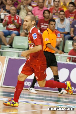 Jos Diego Jara realiza el saque de honor del partido ElPozo Murcia FS- Caja Segovia tras proclamarse Campen del Mundo de Ciclismo Adaptado - 16