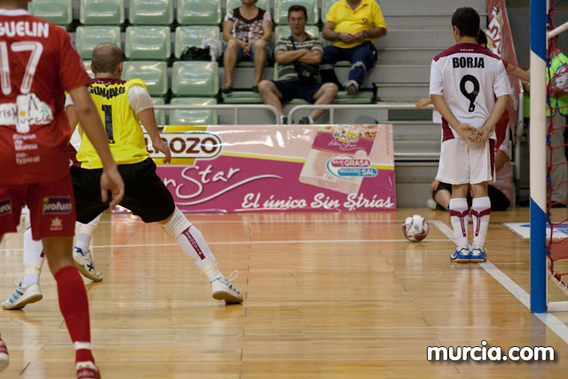 Jos Diego Jara realiza el saque de honor del partido ElPozo Murcia FS- Caja Segovia tras proclamarse Campen del Mundo de Ciclismo Adaptado - 20