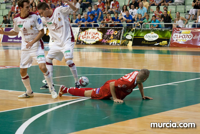 Jos Diego Jara realiza el saque de honor del partido ElPozo Murcia FS- Caja Segovia tras proclamarse Campen del Mundo de Ciclismo Adaptado - 17