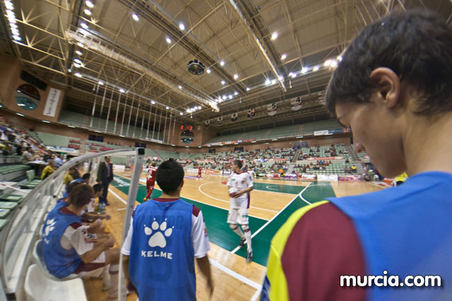 Jos Diego Jara realiza el saque de honor del partido ElPozo Murcia FS- Caja Segovia tras proclamarse Campen del Mundo de Ciclismo Adaptado - 18