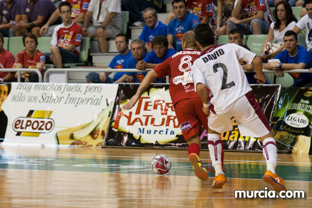 Jos Diego Jara realiza el saque de honor del partido ElPozo Murcia FS- Caja Segovia tras proclamarse Campen del Mundo de Ciclismo Adaptado - 21