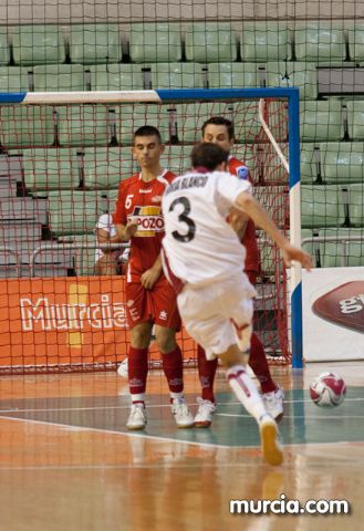 Jos Diego Jara realiza el saque de honor del partido ElPozo Murcia FS- Caja Segovia tras proclamarse Campen del Mundo de Ciclismo Adaptado - 23