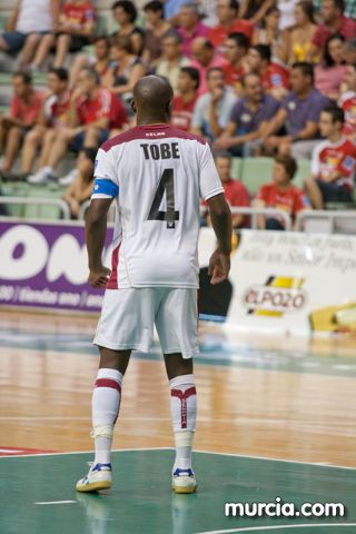 Jos Diego Jara realiza el saque de honor del partido ElPozo Murcia FS- Caja Segovia tras proclamarse Campen del Mundo de Ciclismo Adaptado - 24